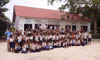 カンボジアの教育機関に寄付をし学校を建設
